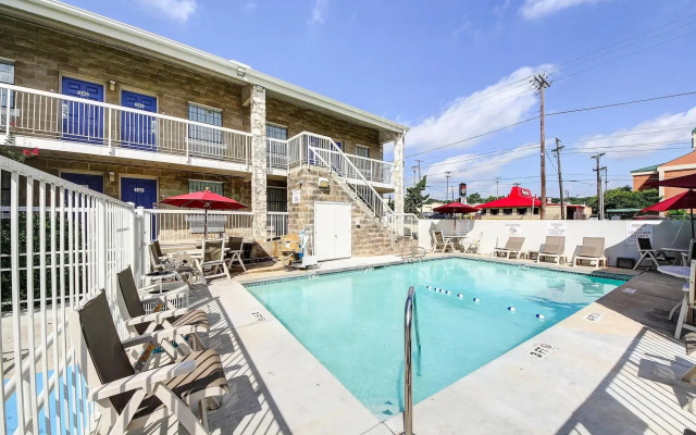 Motel 6 San Antonio, TX - Northwest Medical Center