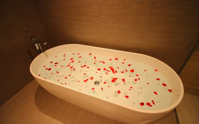 Expressionz Professional Suites by HnH