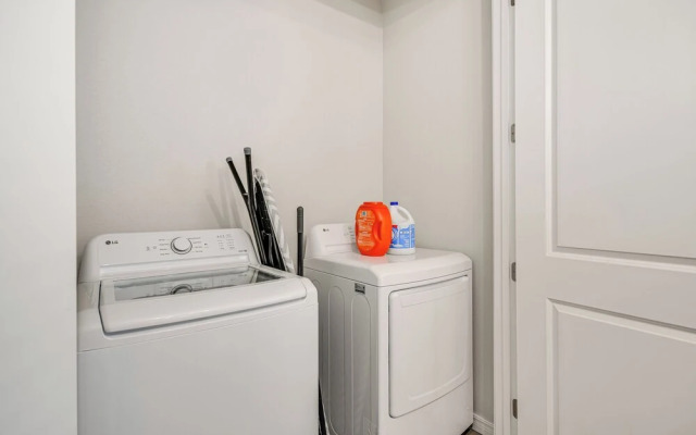 Pets Welcome: Newly Built Abode in Canyon!
