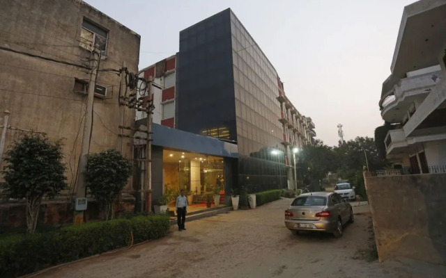 OYO 10968 Hotel Almati 1