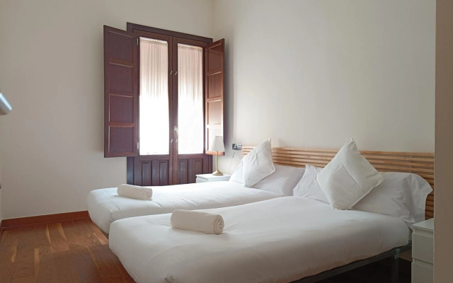 APARTAMENTOS DELUXE PALACIO DE LOS JERÓNIMOS free parking