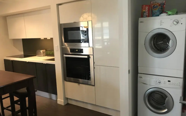 CN Tower View Design apart 3BD-2BA DT