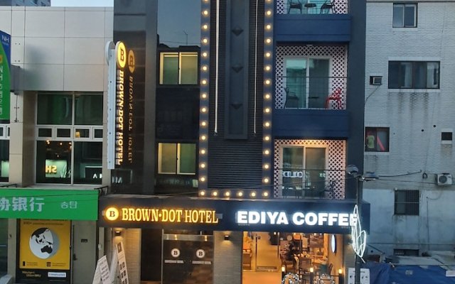 Brown-Dot Hotel