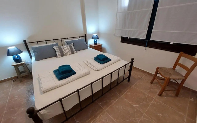 Queens Gardens suite by the sea, pool and mall