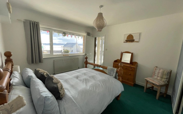 Barracuda, Beachside Apartment