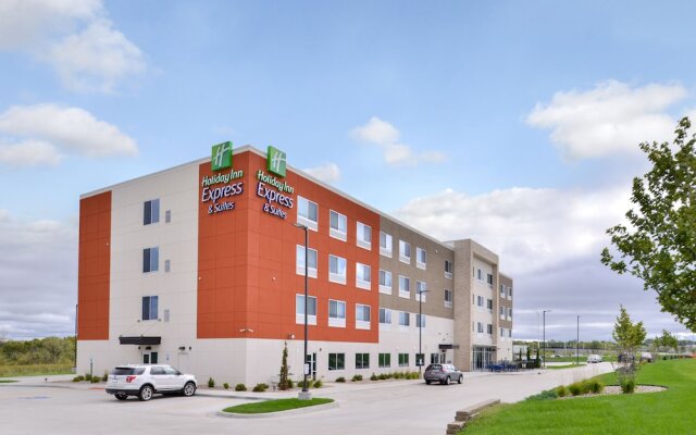 Holiday Inn Express & Suites Kansas City - Lee's Summit, an IHG Hotel
