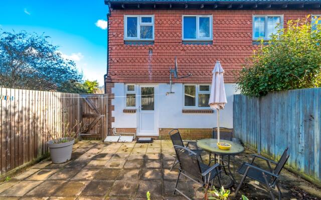 Crawley Pet Friendly 1-Bedroom Apartment