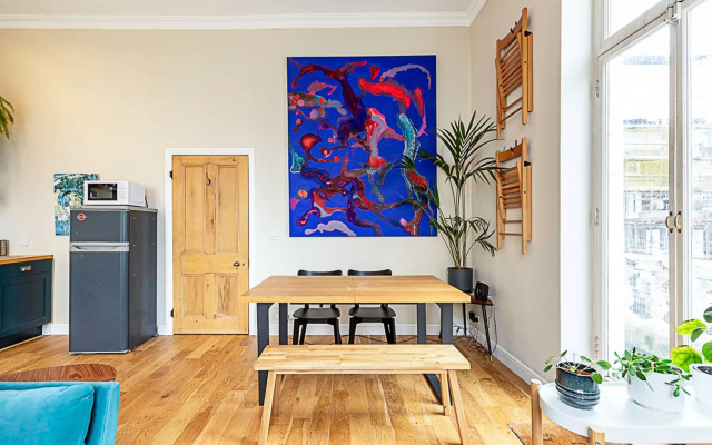 Beautiful Two Bedroom Abode Near Victoria