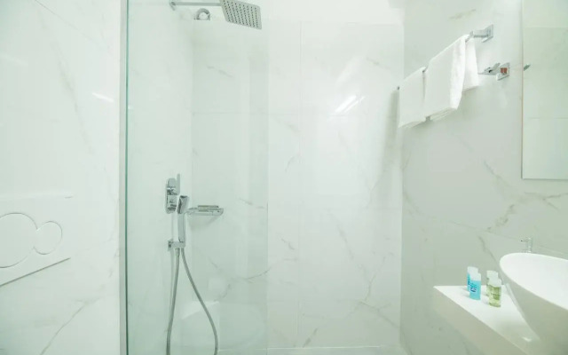 Hiona Holiday Hotel