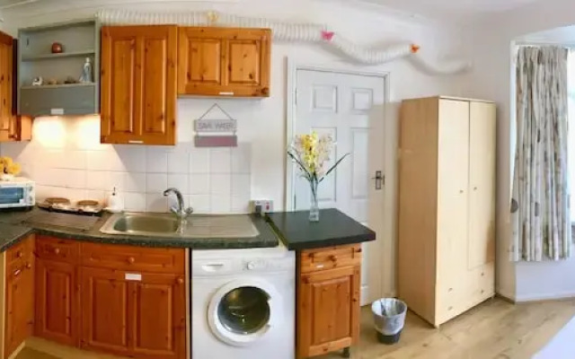 Cosy Inn Self-Contained Studio - Free Parking