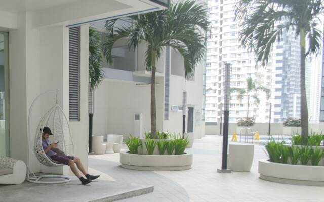 Decorated Duplex Apartment @ BGC