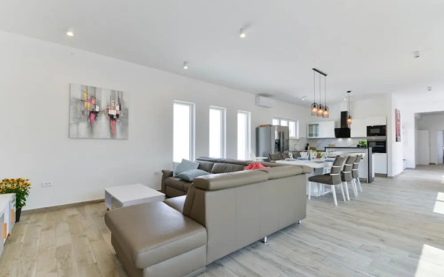 Modern & spacious villa with pool AE1445