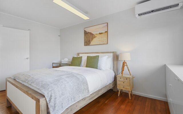 Amazing Home By Beach - Aircon-ed
