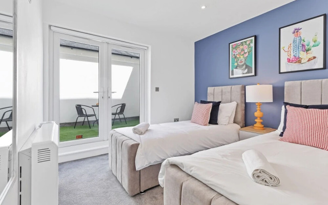Right On : Bright On Apartment 1C | By My Getaways