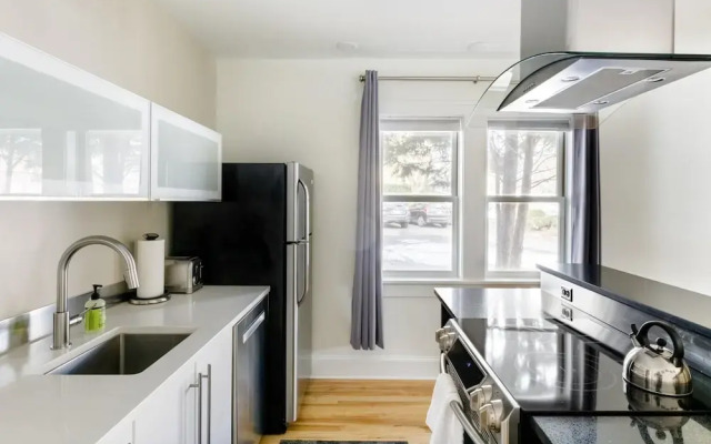 Downton Annie Apartment Two 2BD 1BA Parking