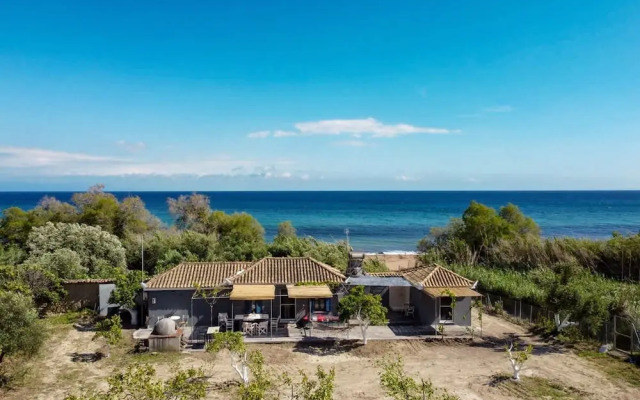 Beach House Steps Away From the sea