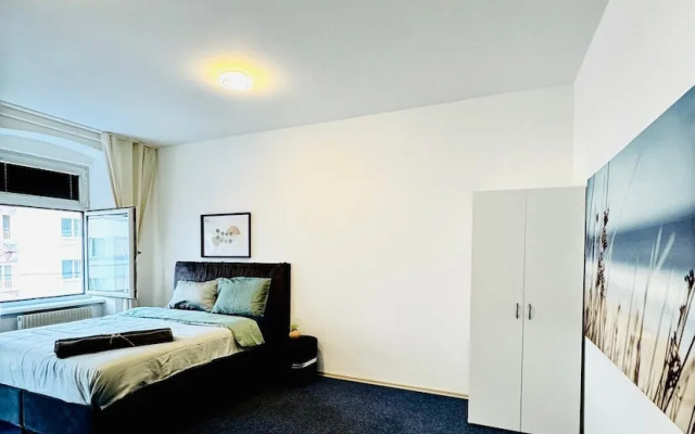 Spacious 7BR Apartment Prime Location