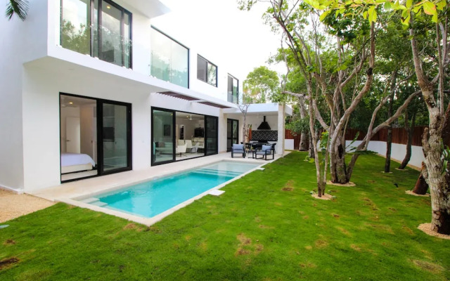 Bahia Principe Vacation Rentals - Four-Bedroom House