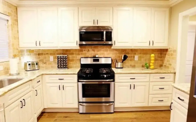 Fantastic 6 bedroom, 4.5 bath home (4 master Suites), pool home