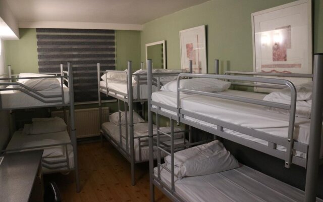 Es Hostel Midi