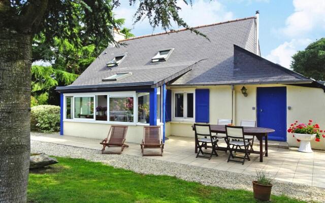 Holiday Home With Well-kept Garden in Plourivo