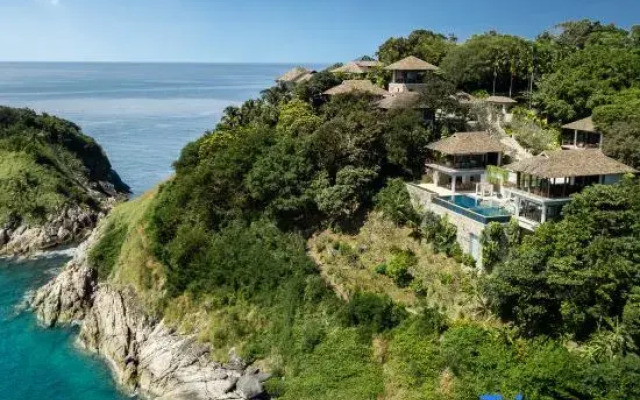 Villa Chelay - Luxury Waterfront Villa