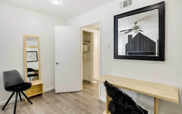 Serene Dallas Condo w/ Pool - Walkable Location!