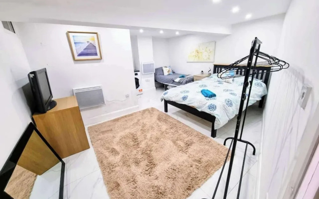 Cozy Sleep 5 Hudds Base -work/travel, Free Parking