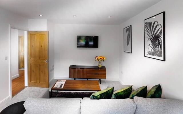 Sunninghill Village - 2 Bed - Parking and garden