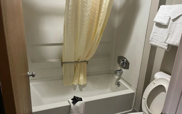 Hallmark Inn & Suites