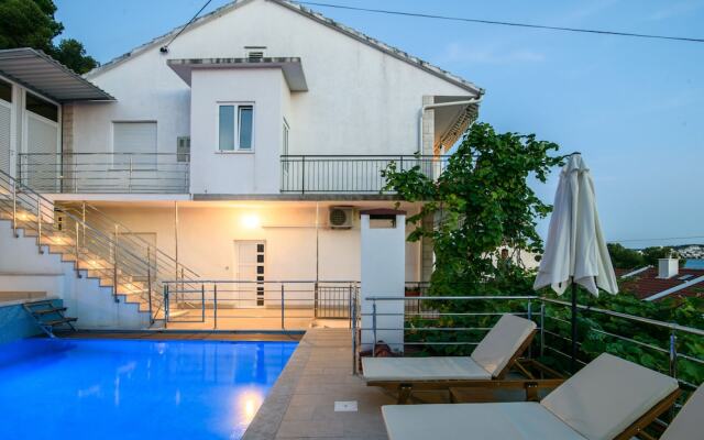 A1-apt w. Shared Pool & Balcony,next to the Beach