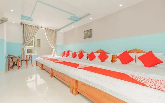 Hoang Truong Hotel by OYO Rooms