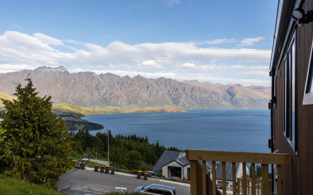 Modern, Plush & Picturesque - Brand New Townhouse