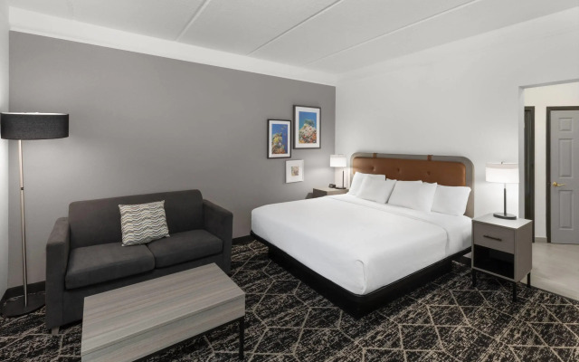 La Quinta Inn & Suites by Wyndham Houston Bush IAH South