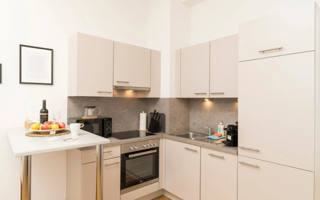 Prater Balcony Suite by ichbucheAT