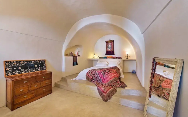 Real Santorini Cave House far From the Crowds