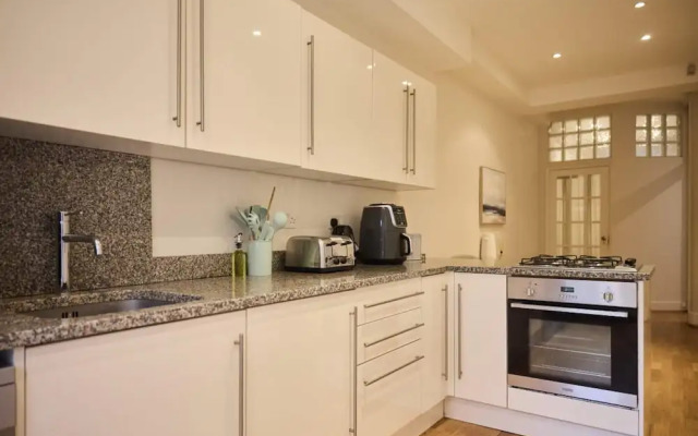 The West Kensington Hideout - Cozy 2bdr Flat With Garden