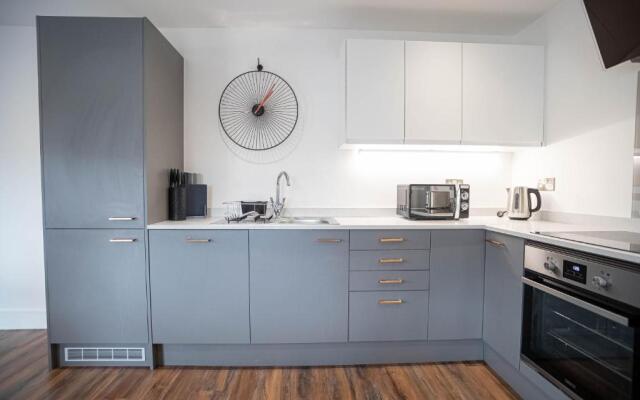 Luxe 3BR Great Central Apartment City View Near Sheffield