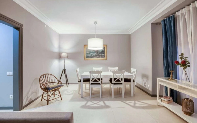 Lovely & Spacious 4 Bed, Sleeps 8 in BCN Center