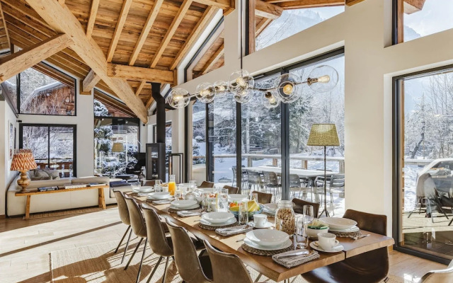 Chalet Black Squirrel Luxury Retreat With hot tub Sauna