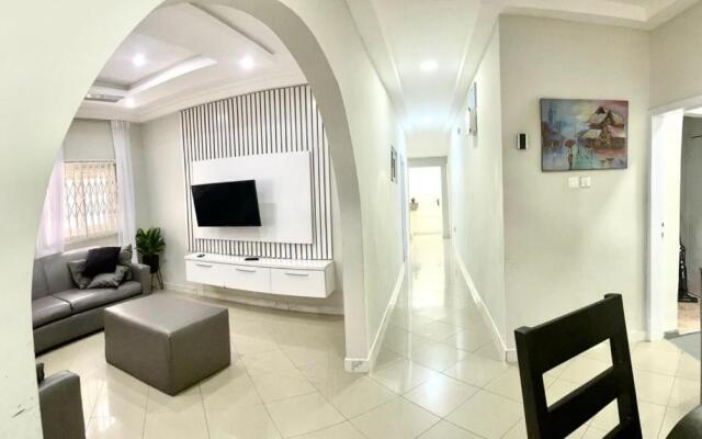Private 3 Bedroom Home in Gated Community B's Guest House