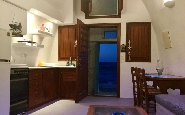 Tzannis Cave House