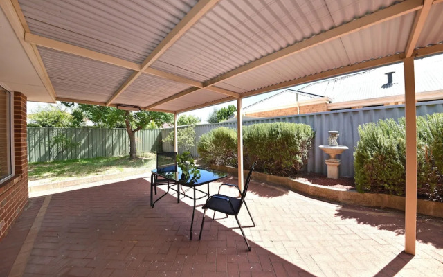 Redcliff Home Close to City & Airport