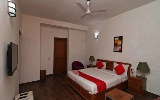 FabHotel Pearl Villas Sector 31
