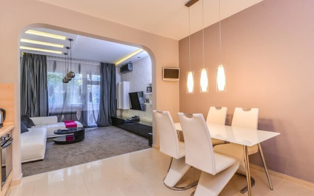 FM Deluxe 1-BDR Apartment - Extravaganzzo