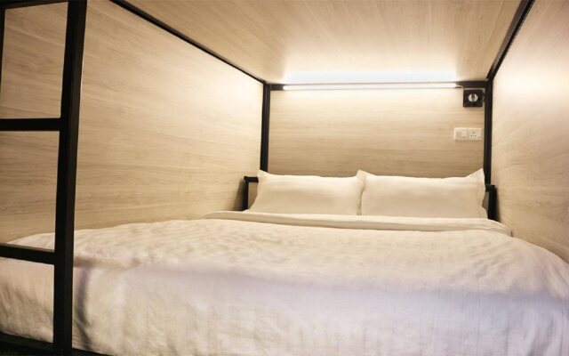 1992 Capsule Hotel - Hostel