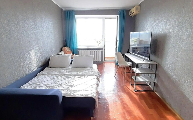 2-комнатная квартира с кроватью и диваном и ванной Сеть апартаментов Alex Apartments Бесконтактное заселение 24-7