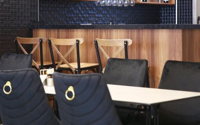 Mithras Hotel & Cafe