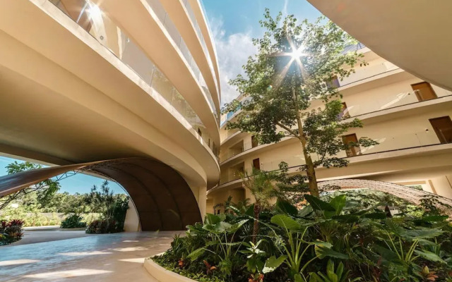 Mistiq Luxury Condo Min. from Everything
