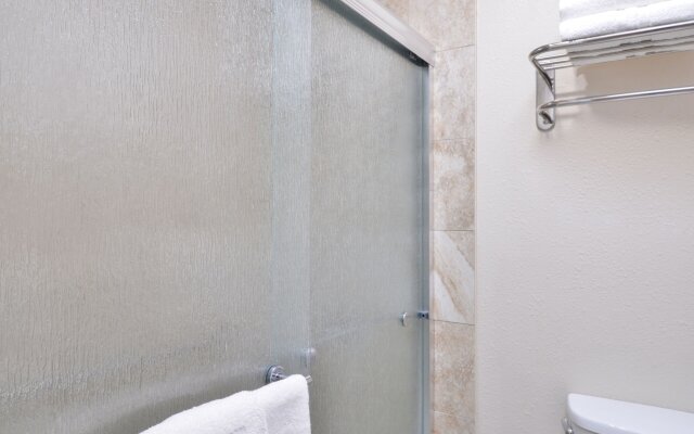 La Fuente Inn & Suites